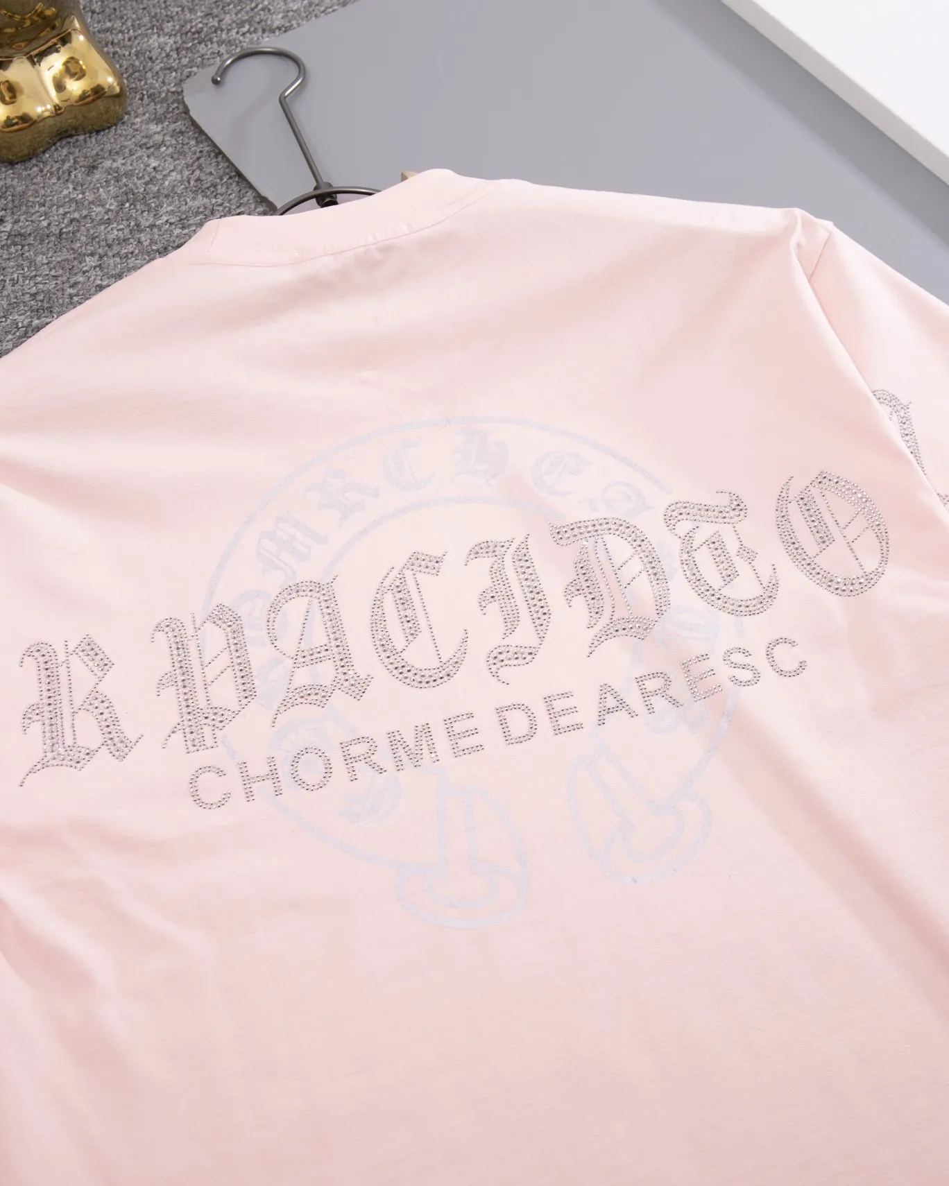 P190 CHROME HEARTS hot-drilled short-sleeved T-shirt. The front and rear panels are marked with high-end hot-drilled flower craftsmanship. The fabric is comfortable and soft, and the high-end washing water is used. The ribs are customized and dyed in the same cylinder. Three standards are complete, the official website is synchronized, and the original mold is opened. The same style for men and women. It is also a practical item that is necessary for daily use. Color: Black White Pink Size: S M L XL